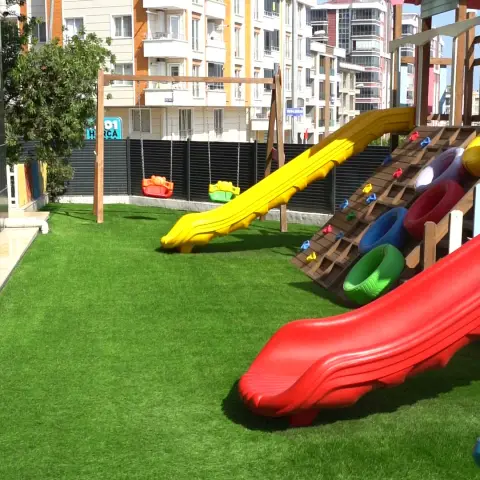 Okul bahçesindeki kaydırak ve oyun parkı