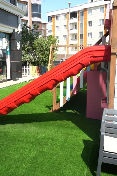 Bahçemizdeki yeşil alan ve oyun grubu