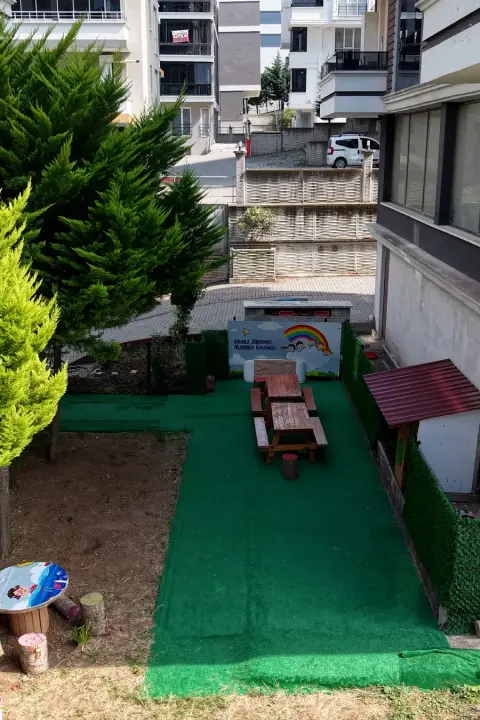 Bahçemizdeki piknik masası ve çim yol