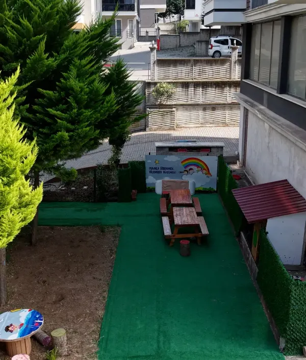 Bahçemizdeki piknik masası ve çim yol