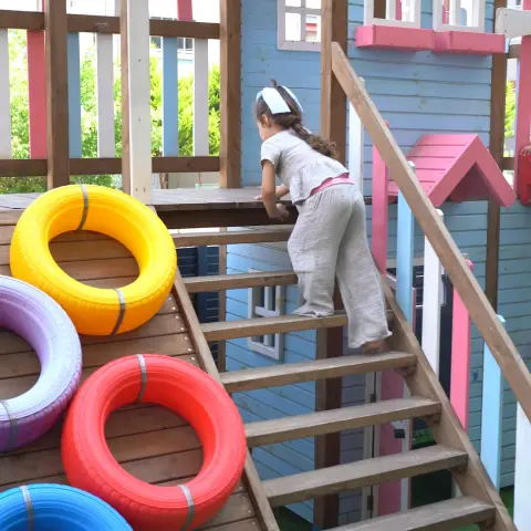 Bahçemizdeki ahşap oyun evi ve lastik tırmanma alanı