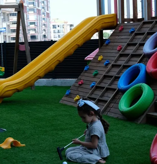 Harikalar Diyarı Anaokulu’nun bahçesindeki oyun parkında oynayan öğrencimiz