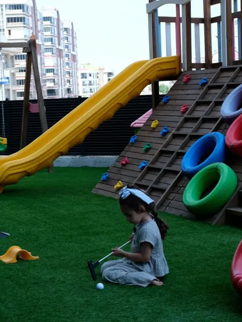 Bahçede çimlerin üzerinde oynayan öğrencimiz