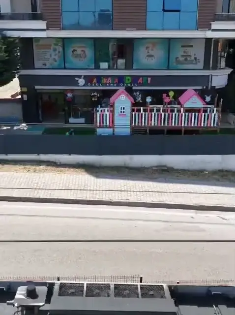 Okul binası ve giriş cephesi