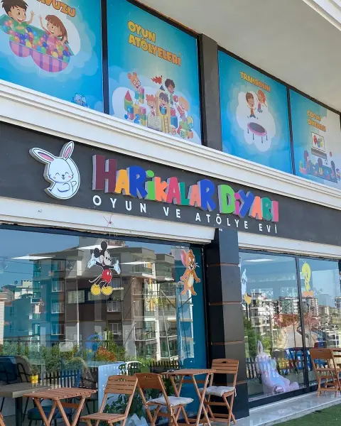 Okulun cephesi ve Harikalar Diyarı tabelası