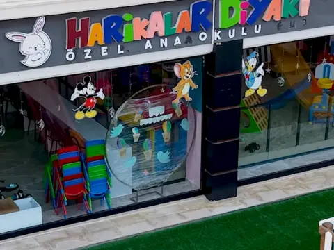 Okulumuzun ön cephesi ve giriş bahçesindeki oyun grubu