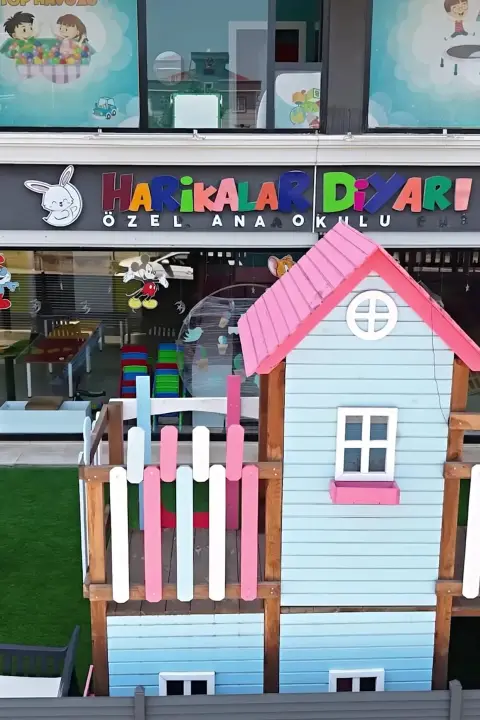 Özel Ana Okulu tabelası ve giriş bahçesindeki oyun evi