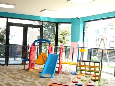 İç mekândaki kum havuzumuz, kaydıraklar ve tırmanma seti