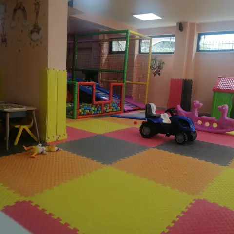 Kapalı oyun alanımız, top havuzu ve yumuşak zemin