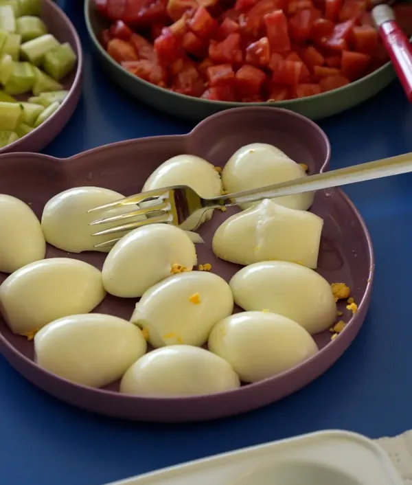 Kahvaltı için hazırlanmış haşlanmış yumurta, domates ve salatalık