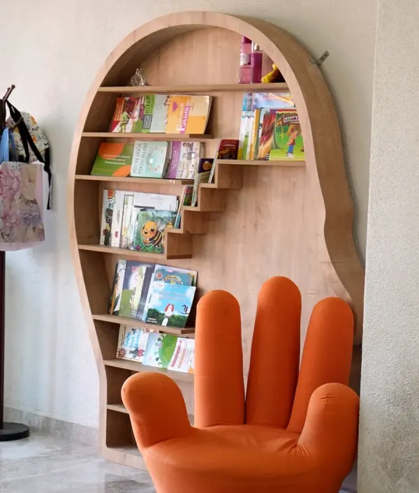 Kitaplığımız ve el biçimli koltuğuyla okuma köşemiz