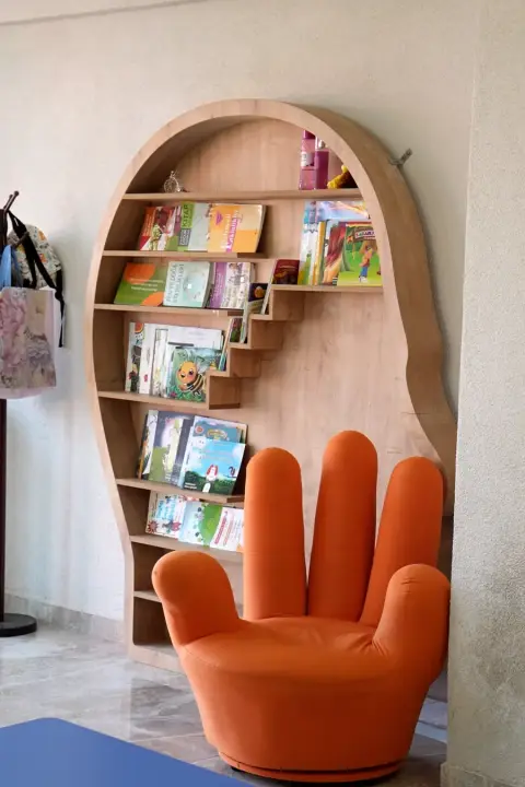 Kafa biçimli kitaplığımız ve el koltuklu okuma köşesi