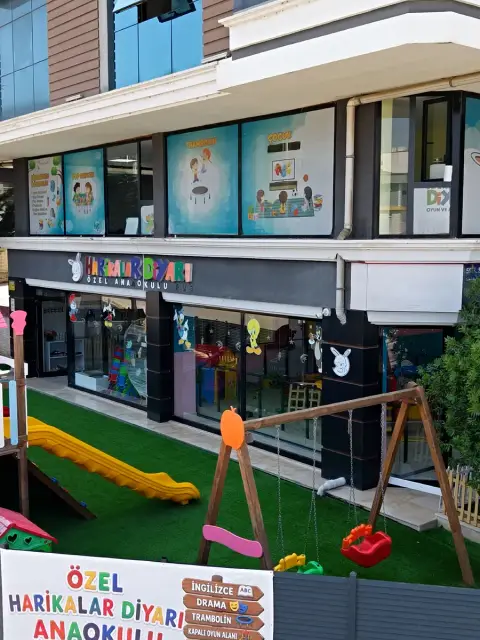 Okulumuzun ön bahçesi, salıncakları ve tabelası