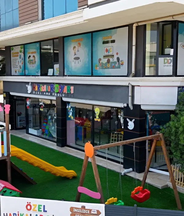 Harikalar Diyarı Anaokulu’nun ön cephesi ve giriş bahçesi