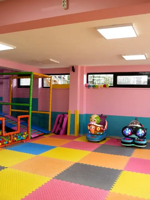 Renkli minderli geniş oyun salonumuz