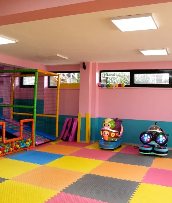 Renkli minderli geniş oyun ve etkinlik salonumuz