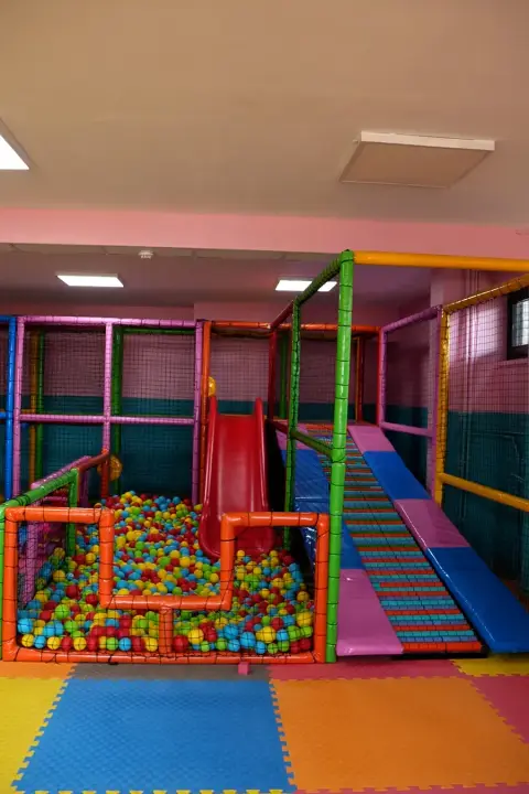 Kapalı oyun alanımızdaki top havuzu ve kaydırak
