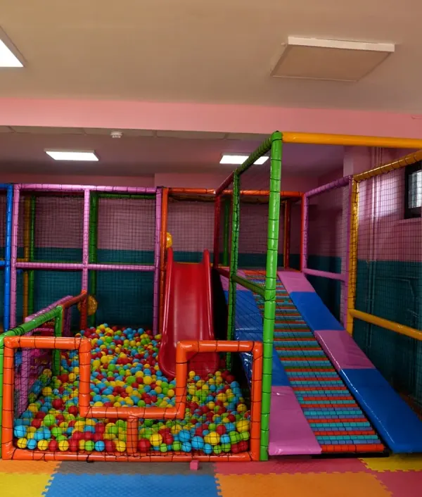 Kapalı oyun alanımız ve top havuzu