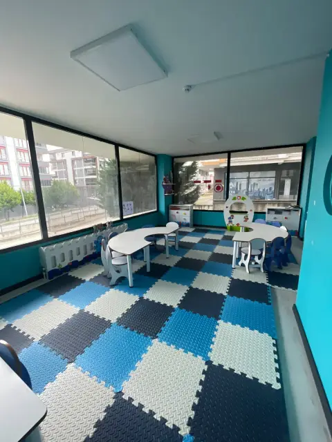 Mavi sınıfımızın geniş pencereleri ve yumuşak zemini