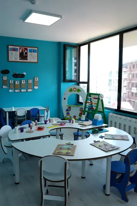 Mavi sınıfımızda yuvarlak çalışma masası ve materyaller