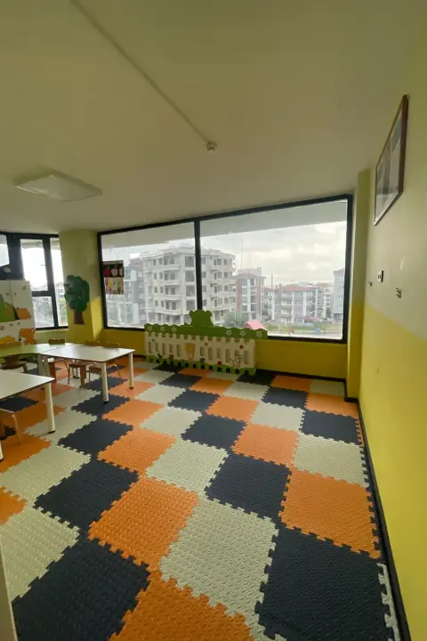 Sarı sınıfımızın manzaralı penceresi