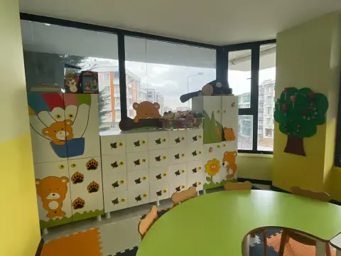 Ayıcık desenli dolaplar ve sarı sınıfımızdaki masa